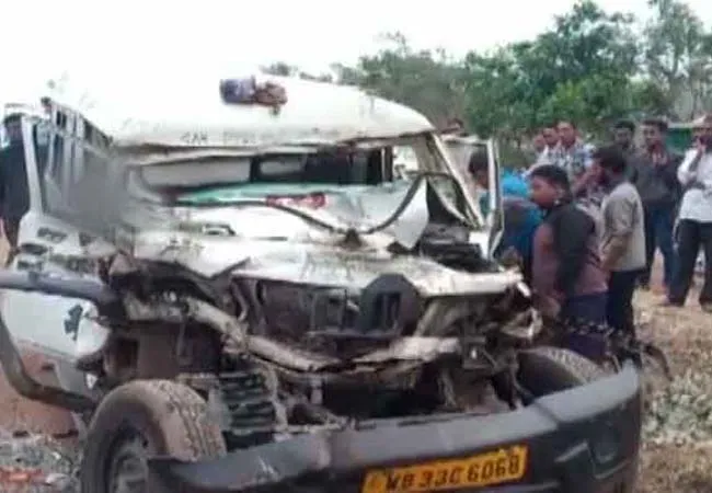 କଣ୍ଟେନର ପଛରେ ପିଟିହେଲା ଆମ୍ବୁଲାନ୍ସ ; ୩ମୃତ, ୨ ଗୁରୁତର