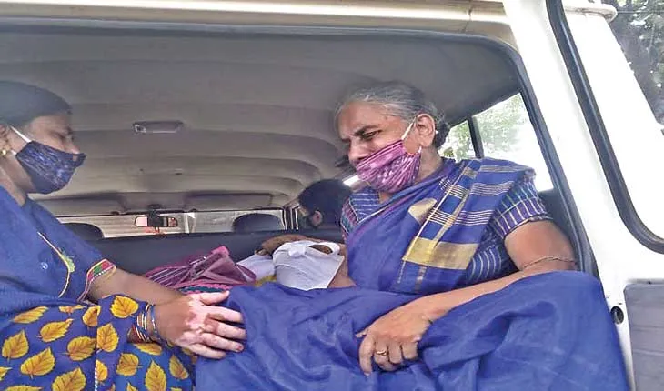 ଟିକା ପାଇଁ ମା’ ହଟହଟା , ପୁଅ ଦେଲାନି ଆଧାରକାର୍ଡ