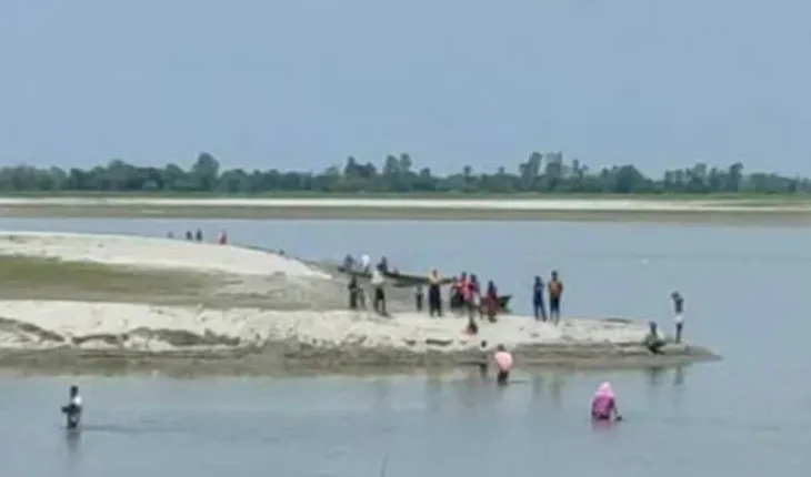 ଟିକା ନେବା ଭୟରେ ନଦୀକୁ ଡେଇଁଲେ ଗ୍ରାମବାସୀ