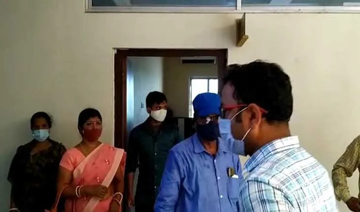 କୋଭିଡ କଟକଣାକୁ ଫୁ; କଲେଜରେ ପରୀକ୍ଷା ଚାଲିଥିବା ବେଳେ ପ୍ରଶାସନର ଚଢ଼ାଉ, ୨୦ ହଜାର ଟଙ୍କା ଜୋରିମାନା