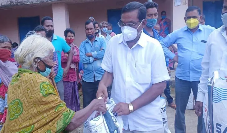 ଜି. ଉଦୟଗିରି: ବିଧାୟକଙ୍କ ପକ୍ଷରୁ ଗରିବ, ଅସହାୟ ଓ ବିଧବା ମାଆ ମାନଙ୍କୁ ବସ୍ତ୍ର ଓ ଶୁଖିଲା ଖାଦ୍ୟ ବଣ୍ଟନ
