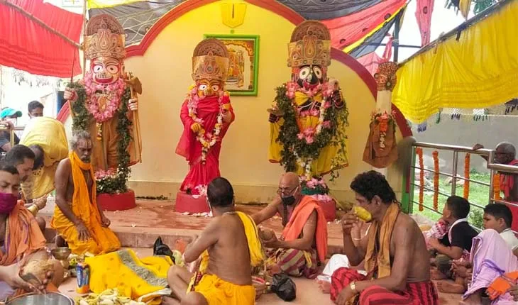 ଖୋର୍ଦ୍ଧା: ସୁବାସିତ ଜଳରେ ସ୍ନାନ କଲେ ମହାପ୍ରଭୁଙ୍କ ପୂର୍ଣ୍ଣ ବିଗ୍ରହ