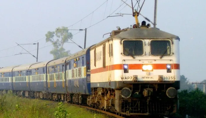 ଟ୍ରେନ୍ ଆଗକୁ ଡେଇଁ ୫ ଝିଅଙ୍କ ସହ ମାଆର ଆତ୍ମହତ୍ୟା