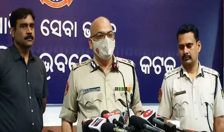 ରଜ ପାଇଁ ଆଜିଠୁ ଟ୍ବିନ ସିଟିରେ ପୁଲିସର ସ୍ପେଶାଲ ଡ୍ରାଇଭ: ଦୋକାନୀଙ୍କୁ ପୁଲିସ କମିଶନରଙ୍କ କଡ଼ା ଚେତାବନୀ, ଉଲଙ୍ଘନ କଲେ ଦୋକାନ ସିଲ ଶହ ଦୋକାନୀ ହେବେ ଗିରଫ
