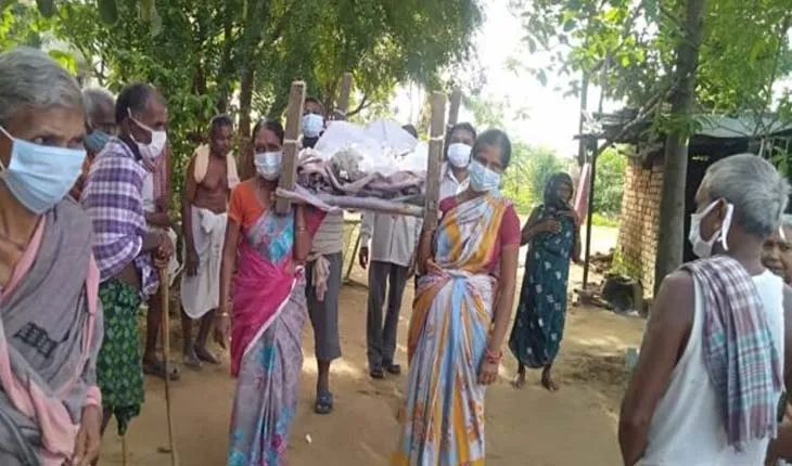 ବୃଦ୍ଧାଙ୍କୁ କାନ୍ଧ ଦେଲେ ମହିଳା, ଅନ୍ୟମାନଙ୍କ ପାଇଁ ସାଜିଲେ ପ୍ରେରଣା