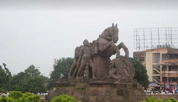 ମାଷ୍ଟରକ୍ୟାଣ୍ଟିନ ଛକରେ ଥିବା ଯୋଦ୍ଧା ଘୋଡାର ମୂର୍ତ୍ତୀକୁ ଅନ୍ୟତ୍ର ସ୍ଥାନାନ୍ତର ନେଇ ତେଜିଲା ରାଜନୀତି