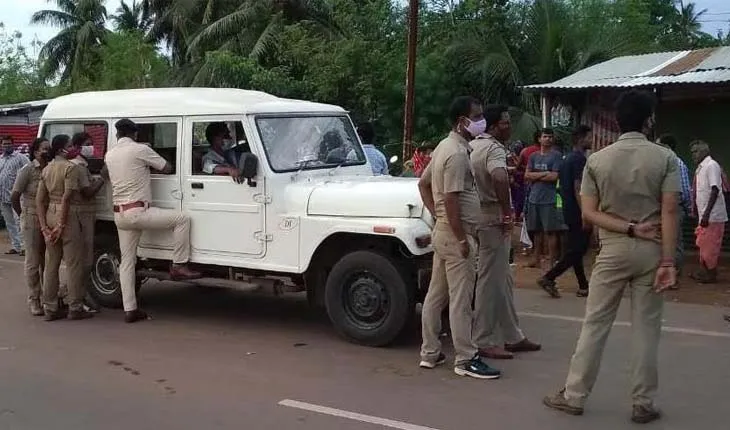 ବେଆଇନ ମଦ ବିକ୍ରି ଅଭିଯୋଗରେ ଚଢ଼ଉ କରି ହଟହଟା ହେଲେ ଅବକାରୀ ସ୍ୱତନ୍ତ୍ର ଟିମ: ୩ଘଣ୍ଟା ଅଟକ ରହିଲେ ଅବକାରୀ କର୍ମଚାରୀ