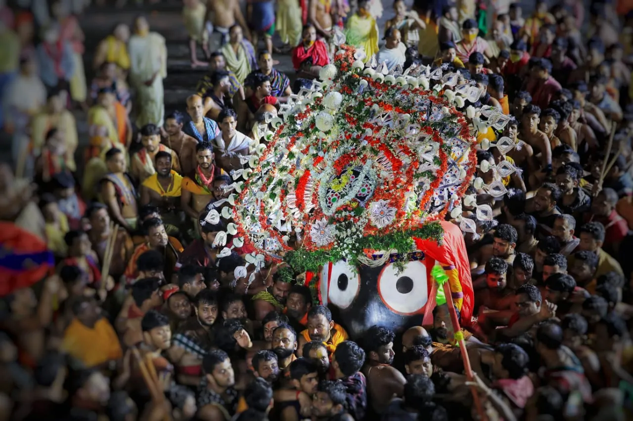 ରତ୍ନବେଦୀକୁ ବାହୁଡ଼ିଗଲେ ଶ୍ରୀଜିଉ, ବାଟ ଓଗାଳିଥିବା ଲକ୍ଷ୍ମୀ ସାଆନ୍ତାଣିଙ୍କୁ ରସଗୋଲା ଖୁଆଇ ମାନଭଞ୍ଜନ କଲେ ମହାପ୍ରଭୁ