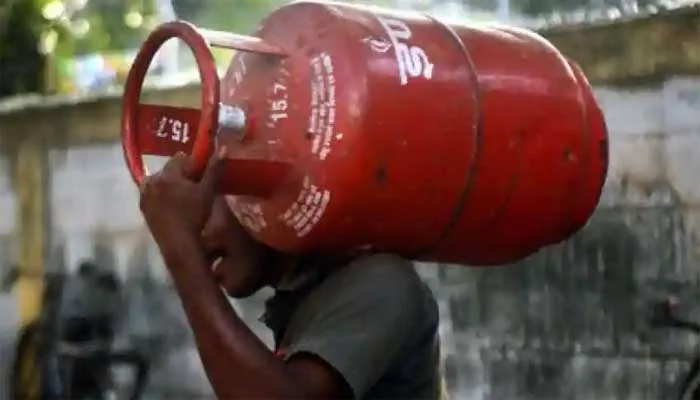 LPG ଦର ବୃଦ୍ଧି : ୬ ମାସରେ ବଢ଼ିଲା ୧୩୮ ଟଙ୍କା