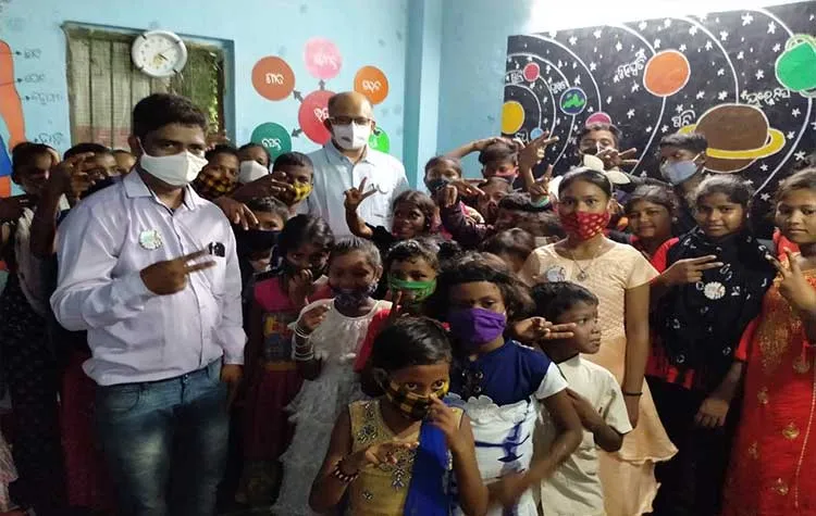 ବସ୍ତିପିଲାଙ୍କୁ ପାଠ ପଢ଼ାଇଲେ ସାଂସଦ