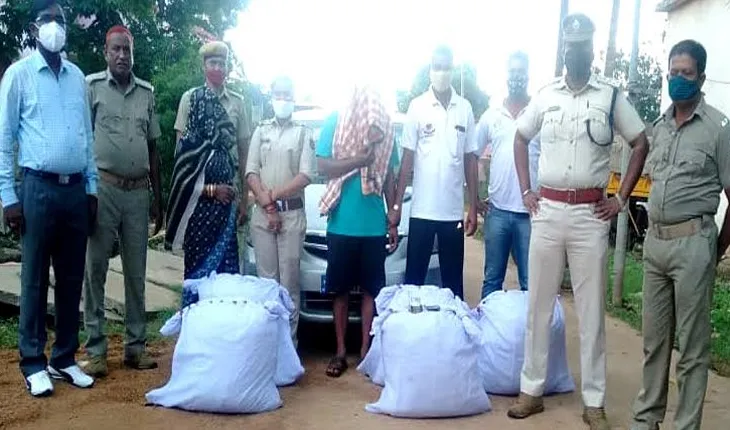 ୧ କ୍ୱିଣ୍ଟାଲ ଗଞ୍ଜେଇ ସହ କାର ଓ ୯୫ ହଜାର ଟଙ୍କା ଜବତ, ୨ଗିରଫ