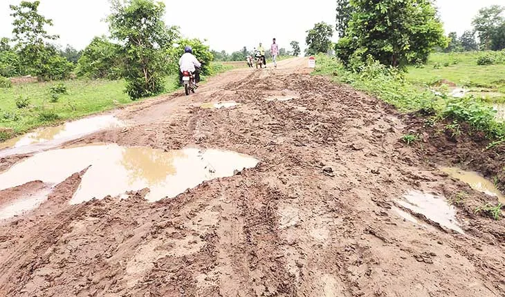 ଦୁଇ କିମି ରାସ୍ତାରେ ଶତାଧିକ ଖାଲ
