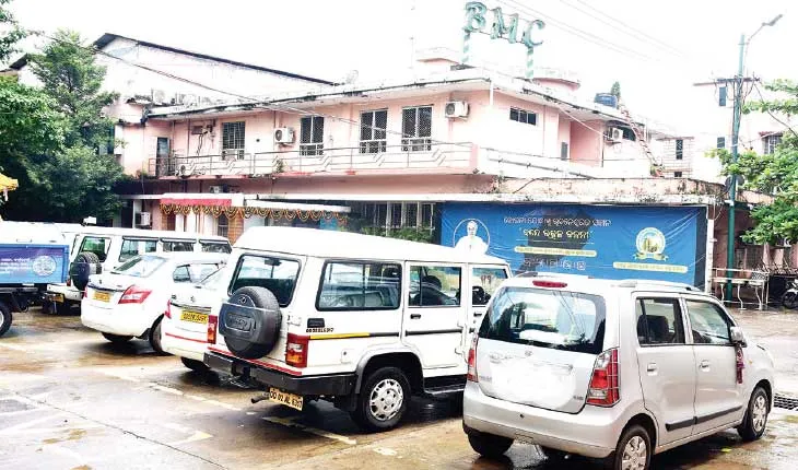 କୋଭିଡ୍‍ ଡ୍ୟୁଟି ପାଇଁ ବିଏମ୍‍ସିରେ ଗାଡ଼ି ଲଗାଇ ମାଲିକ ହଟହଟା; ୩ ମାସ ହେଲା ମିଳୁନି ଭଡ଼ାଟଙ୍କା