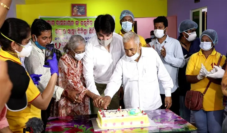 ‘ଖୁସି ବାଣ୍ଟିଲେ ଖୁସି ବଢେ’: ବୃଦ୍ଧାଶ୍ରମରେ ଚକ୍ଷୁ ଓ ସ୍ୱାସ୍ଥ୍ୟ ଚିକିତ୍ସା ଶିବିର କରି ଜନ୍ମଦିନ ପାଳିଲେ ଆକାଶ ଦାସନାୟକ