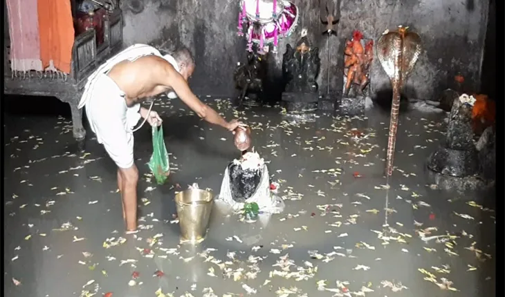 ବାବା ଆଖଣ୍ଡଳମଣିଙ୍କ ଗର୍ଭଗୃହରେ ଲହଡି ଭାଙ୍ଗୁଛି ପାଣି