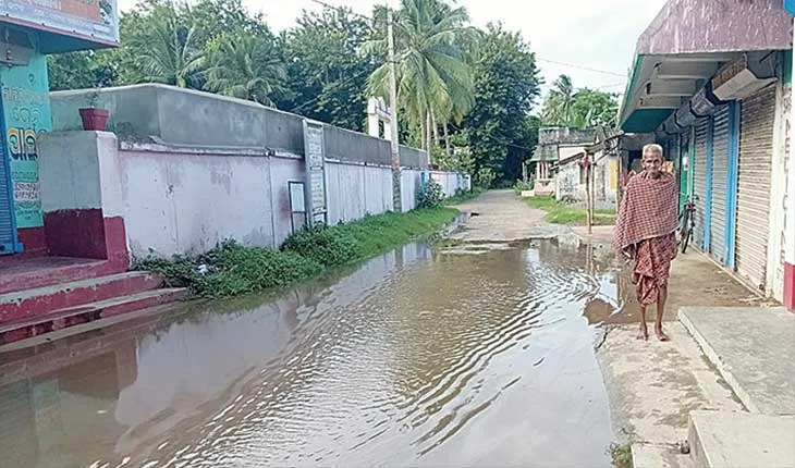 ସ୍କୁଲ ଆଗରେ ଆଣ୍ଠୁଏ ପାଣି : ନିଷ୍କାସନ ପାଇଁ ନାହିଁ ଡ୍ରେନ୍‌