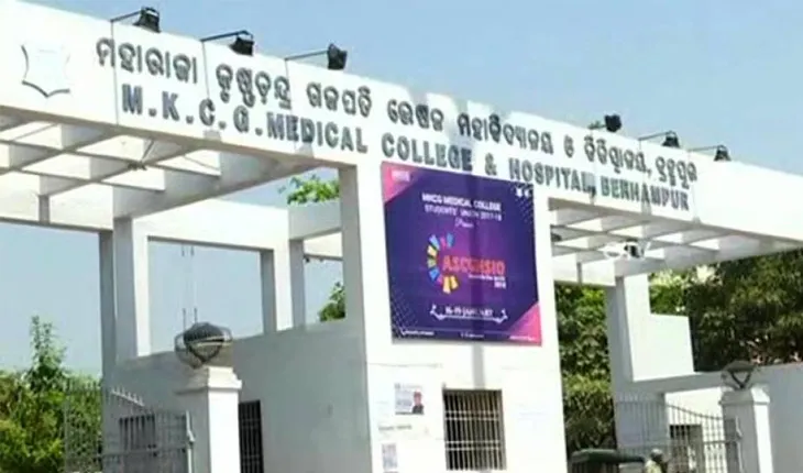 ଦେଢ ବର୍ଷ ଧରି ଅସ୍ଥିଶଲ୍ୟ ବିଭାଗର ଖଟିଆରେ ପଡ଼ି ରହିଛନ୍ତି ୮୦ ବର୍ଷର ବୃଦ୍ଧା: ଡିସ୍‍ଚାର୍ଜ ପରେ ମଧ୍ୟ ନେବା ପାଇଁ କେହି ନାହାନ୍ତି