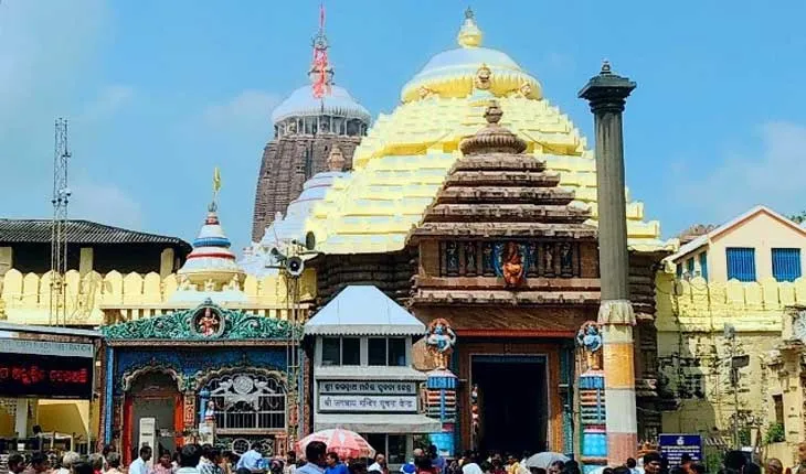 ଗର୍ଭଗୃହକୁ ପଶି ସିଂହାସନ ଛୁଇଁଲେ ଭକ୍ତ