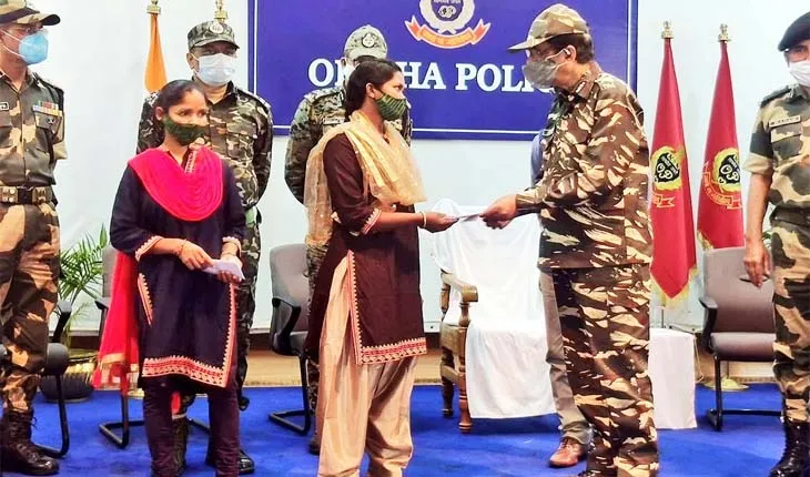 ପୁଲିସ ଡିଜି ଅଭୟଙ୍କ ଉପସ୍ଥିତିରେ ଆତ୍ମସମର୍ପଣ କଲେ ଦୁଇ ମହିଳା ମାଓବାଦୀ