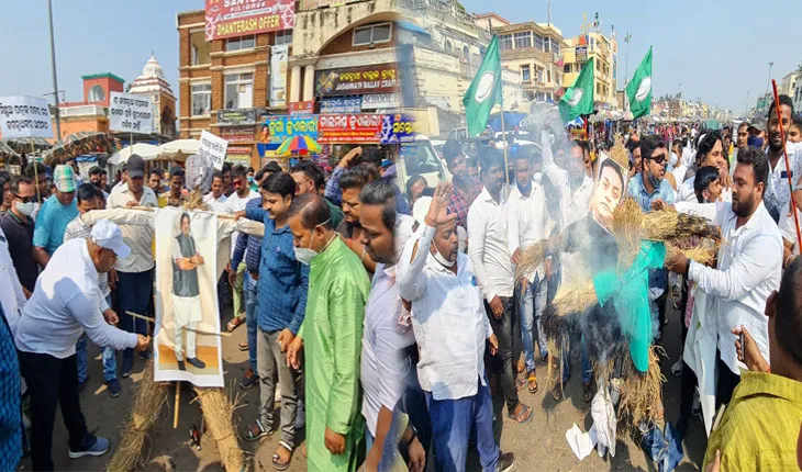 ମହାପ୍ରଭୁଙ୍କ ପ୍ରତି ଅସମ୍ମାନ ଅଭିଯୋଗରେ ପ୍ରତିବାଦ : ବିଜେପି ନେତା ସମ୍ବିତ ପାତ୍ରଙ୍କ କୁଶପୁତ୍ତଳିକା ଦାହ