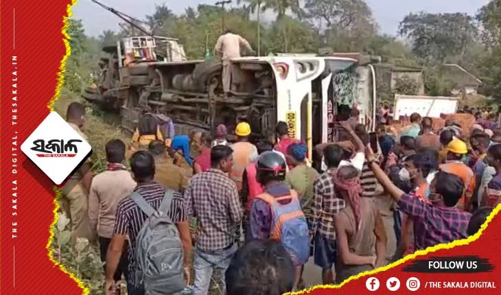 କୋଇଲା ବୋଝେଇ ଟ୍ରକ୍ ଧକ୍କାରେ ୧୦ ଫୁଟ୍ ତଳକୁ ଖସିଲା ବସ୍ , ୬ ମୃତ, ୨୦ରୁ ଅଧିକ ଆହାତ