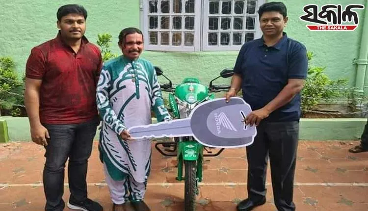 ନିଜ ଜନ୍ମଦିନରେ ନବୀନଙ୍କ ଫ୍ୟାନ୍‌ ଖଗେଶ୍ବରଙ୍କୁ ବାଇକ୍ ଉପହାର ଦେଲେ ପ୍ରଣବ ପ୍ରକାଶ ଦାସ