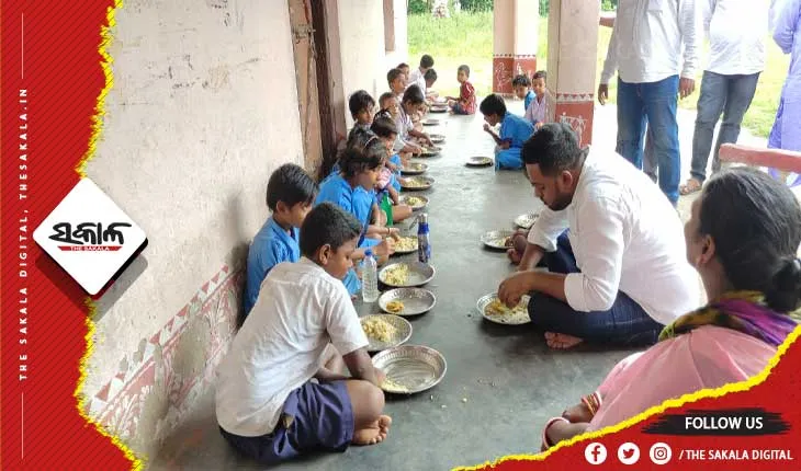 ପିଲାଙ୍କ ସହ ତଳେ ବସି ମଧ୍ୟାହ୍ନ ଭୋଜନ ଖାଇଲେ ବିଧାୟକ ରୁଦ୍ର ପ୍ରତାପ ମହାରଥୀ