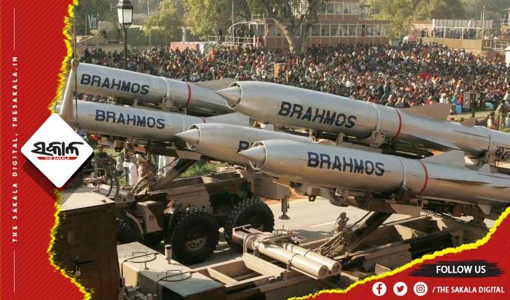 ପାକିସ୍ତାନରେ ଭୁଲ୍‌ବଶତଃ ବ୍ରହ୍ମୋସ କ୍ଷେପଣାସ୍ତ୍ର ପଡ଼ିବା ମାମଲା : ବାୟୁସେନାର ୩ ଅଧିକାରୀ ବରଖାସ୍ତ