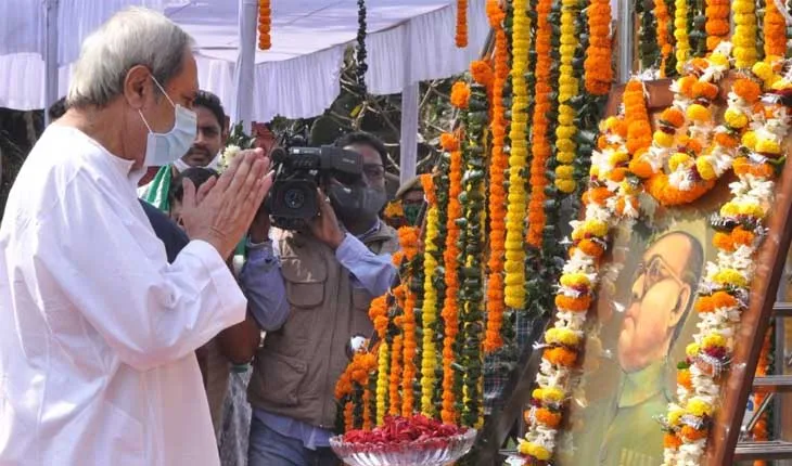 କଟକରେ ନେତାଜୀଙ୍କ ପ୍ରତିମୂର୍ତ୍ତିରେ ପୁଷ୍ପମାଲ୍ୟ ଅର୍ପଣ କଲେ ମୁଖ୍ୟମନ୍ତ୍ରୀ ନବୀନ ପଟ୍ଟନାୟକ