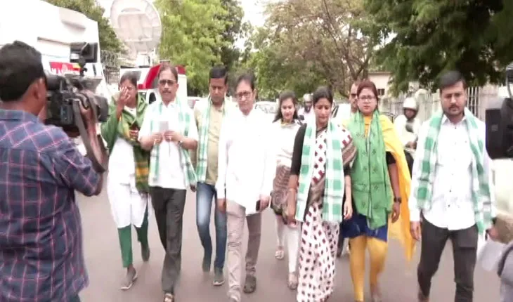 କୁସୁମ ଟେଟେ, ଟଙ୍କଧର ତ୍ରିପାଠୀଙ୍କ ବିରୋଧରେ ରାଜ୍ୟ ନିର୍ବାଚନ ଅଧିକାରୀଙ୍କୁ ଭେଟିଲା ବିଜେଡି