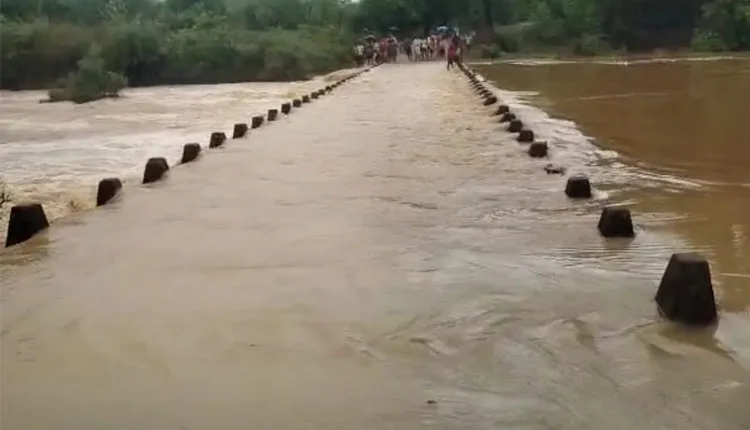 ମୌସୁମୀବର୍ଷା ଯୋଗୁଁ ତେଲକୋଇ ଅଞ୍ଚଳର ଘୁରୁଡ଼ିଆ ନାଳ ପୋଲ ଉପରେ ୨ ଫୁଟ ଉଚ୍ଚର ପାଣି, ଯାତାୟାତ ବାଧାପ୍ରାପ୍ତ