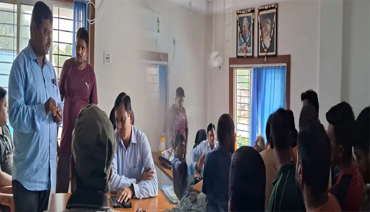 କେନ୍ଦୁଝରରେ ବାରମ୍ବାର ବିଦ୍ୟୁତକାଟ ବିରୁଦ୍ଧରେ ଟାଟା ପାୱାରର ଅଧୀକ୍ଷଣ ଯନ୍ତ୍ରୀଙ୍କୁ ଘେରିଲେ ଲୋକେ