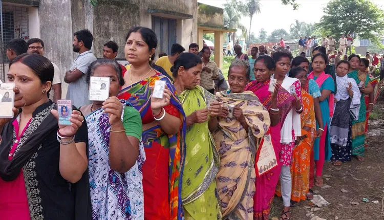 ପଶ୍ଚିମବଙ୍ଗରେ ୧୯ଟି ଜିଲ୍ଲାର ୬୯୬ଟି ବୁଥରେ ଆରମ୍ଭ ହୋଇଛି ସାନି ମତଦାନ