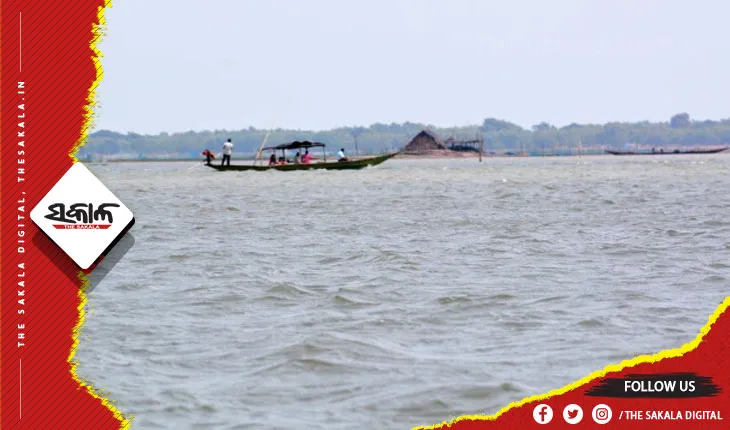 ଚିଲିକାରେ ପର୍ଯ୍ୟଟକଙ୍କୁ ଡଲଫିନ ଦେଖାଉଥିବା ବେଳେ ଡଙ୍ଗାରୁ ପଡ଼ି ଚାଳକ ନିଖୋଜ 