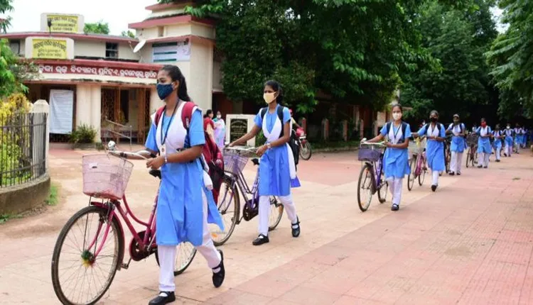 ନବମ ଶ୍ରେଣୀ ଛାତ୍ର ଛାତ୍ରୀଙ୍କ ସାଇକେଲରେ ଲାଗିଲା “ଆମେ ଗଢିବୁ ନୂଆ ଓଡ଼ିଶା”ର ବ୍ରାଣ୍ଡିଂ