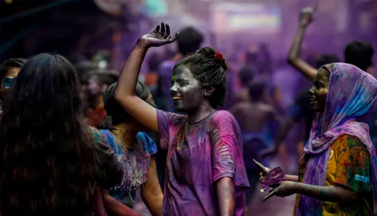 ହୋଲି ଖେଳିବା ପରେ ତ୍ବଚାରୁ ରଙ୍ଗ ଛଡାଇବା ପାଇଁ କେମିକାଲ କ୍ରିମ୍‌ ବଦଳରେ ଆପଣାନ୍ତୁ ଏହି ଘରୋଇ ଉପଚାର…