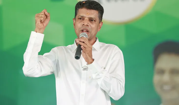 ତଳସରାରେ ବିଜେଡି ନେତା କାର୍ତ୍ତିକ ପାଣ୍ଡିଆନଙ୍କ ପ୍ରଚାର, ମୁଖ୍ୟମନ୍ତ୍ରୀଙ୍କୁ ଆଶୀର୍ବାଦ କରିବାକୁ ଭୋଟରଙ୍କୁ କଲେ ଅପିଲ