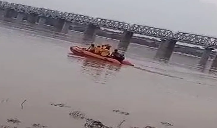କାଠଯୋଡ଼ି ନଦୀକୁ ଡେଇଁ ପୁରୁଷ ମହିଳା ନିଖୋଜ ଘଟଣା: ଉଭୟ ଜୀବିତ ଉଦ୍ଧାର, ଏଯାଏଁ ଖୋଲିନି ଘଟଣାର ଗୁମର…