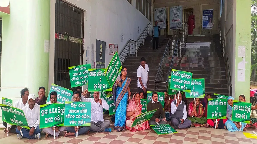 ବ୍ରହ୍ମଗିରି ବିଧାୟିକାଙ୍କ ସମୀକ୍ଷା ବୈଠକକୁ ବିରୋଧ : ବ୍ଲକ ଆଗରେ ଧାରଣା, ଆସିଲେନି ଉପାସନା