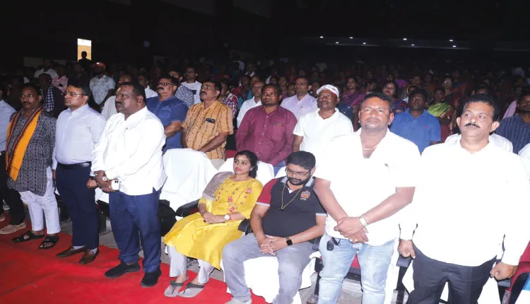 ପୁଣି ‘ବନ୍ଦେ ଉତ୍କଳ ଜନନୀ’କୁ ଅସମ୍ମାନ,  ଛିଡ଼ା ହେଲେନି ଜୟନାରାୟଣଙ୍କ ଝିଅ ଶୁଭଶ୍ରୀ