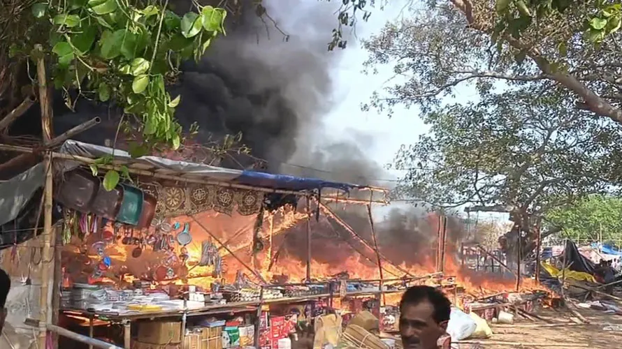 ଗ୍ୟାସ୍‌ ଟାଙ୍କି ଫାଟି ଜଳିଗଲା ୫ ଦୋକାନ, ଲକ୍ଷାଧିକ ଟଙ୍କା ମୂଲ୍ୟର ସାମଗ୍ରୀ ପୋଡ଼ି ପାଉଁଶ