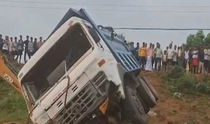 ପିସିଆର୍ ଭ୍ୟାନ ଉପରେ ଚଢ଼ିଗଲା ହାଇୱା, ୨ ପୁଲିସ କର୍ମଚାରୀ ମୃତ…