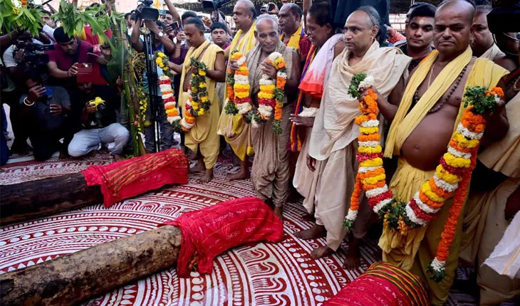 ଅନୁକୂଳ ହେଲା ରଥ ନିର୍ମାଣ, ଶାଢୀ ବନ୍ଧାଇଲେ ରଥ ନିର୍ମାଣକାରୀ ସେବକ
