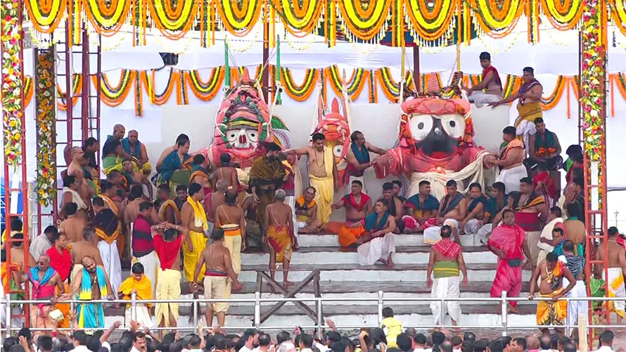 ସ୍ନାନବେଦୀରେ ଚତୁର୍ଦ୍ଧାମୂର୍ତ୍ତି: ଲୋକାରଣ୍ୟ ବଡ଼ଦାଣ୍ଡ, ଆଉ କିଛି ସମୟପରେ ସ୍ନାନ କରିବେ ଶ୍ରୀଜିଉ