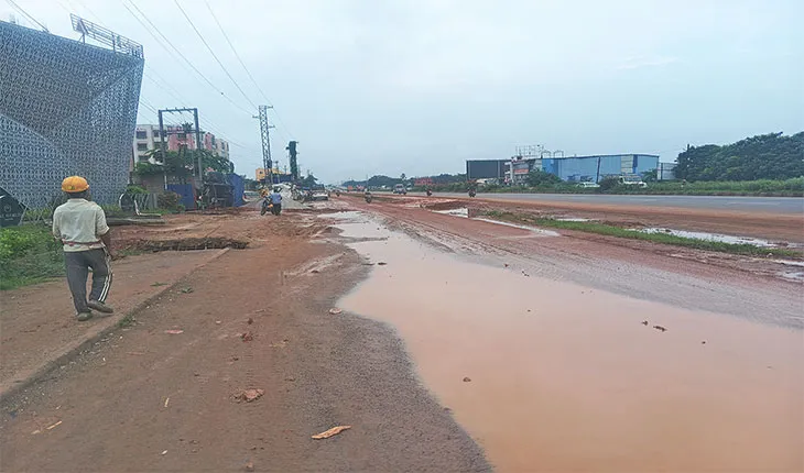 ରାଜପଥ କଡ଼ରେ ଚାହିଁବସିଛି ବିପଦ