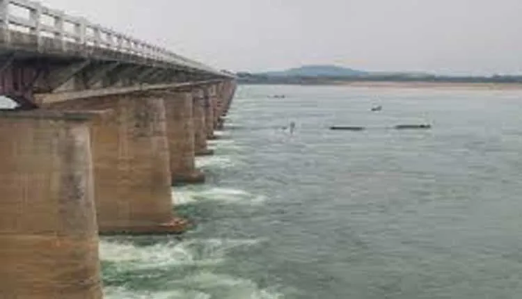 ରାସ୍ତାରେ କାର ରଖି ମୁଣ୍ଡଳୀ ବ୍ୟାରେଜରୁ ମହାନଦୀକୁ ଡେଇଁ ପଡ଼ିଲେ ଯୁବକ !