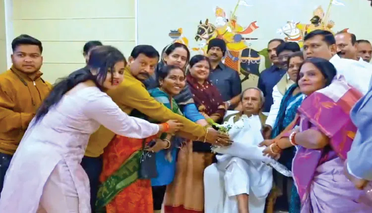 ନୂଆବର୍ଷ ଶୁଭେଚ୍ଛା ପାଇଁ ନବୀନ ନିବାସରେ ଭିଡ଼: ରାଜ୍ୟ ସ୍ୱାର୍ଥ ପାଇଁ କାର୍ଯ୍ୟ କରିବାକୁ ନବୀନଙ୍କ ପରାମର୍ଶ