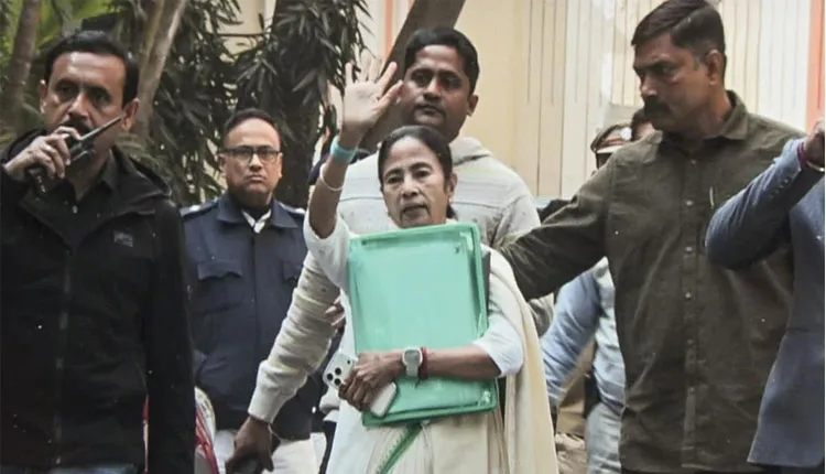 ED Vs Mamata: I-PAC ମୁଖ୍ୟଙ୍କ ଘରେ ଚଢ଼ଉ ବେଳେ ପହଞ୍ଚିଲେ ମୁଖ୍ୟମନ୍ତ୍ରୀ, କୋଲକାତାରେ ହାଇଡ୍ରାମା ରାଜନୀତି