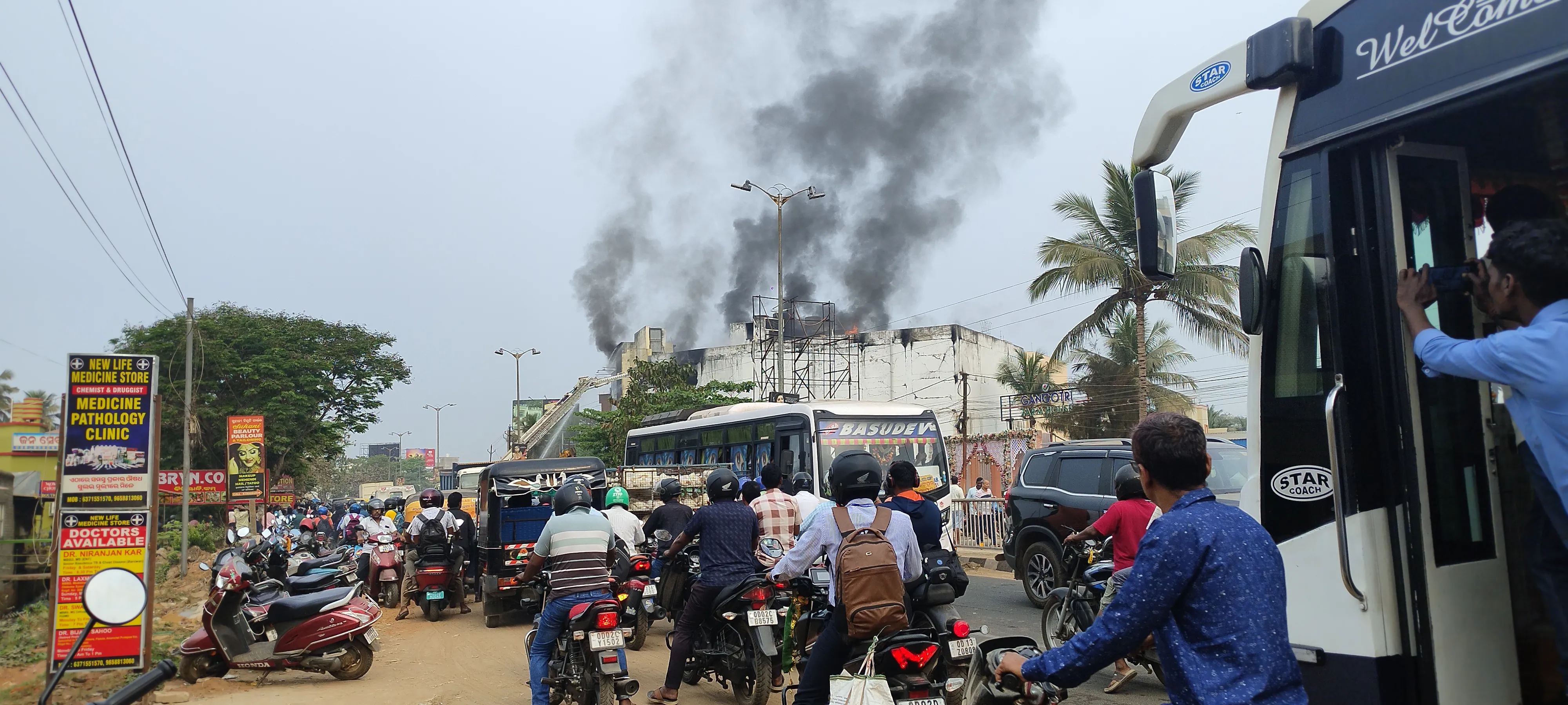 ଭୁବନେଶ୍ୱର ସୁପରମାର୍ଟରେ ଭୟାଭହ ଅଗ୍ନିକାଣ୍ଡ , ଗତ ରାତିରୁ ଜଳୁଥିବା ନିଆଁ ଏବେ ବି  ଆସିନି ଆୟତ୍ତକୁ