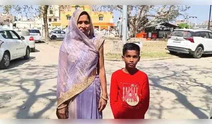 କୌଶାମ୍ବୀରେ ଅଭାବନୀୟ ଘଟଣା: ଫୁଲ କୁଣ୍ଡ ଭାଙ୍ଗିବାରୁ ଛାତ୍ରଙ୍କୁ ସ୍କୁଲରୁ ବାହାର କରିଦେଲେ ଶିକ୍ଷକ, ତଦନ୍ତ ନିର୍ଦ୍ଦେଶ